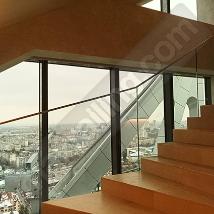 Стъклен парапет по стълби с дистанционер